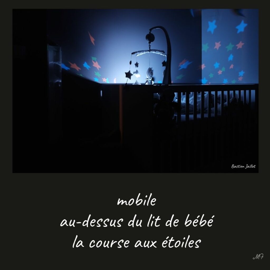 mobile 
au-dessus du lit de bébé
la course aux étoiles